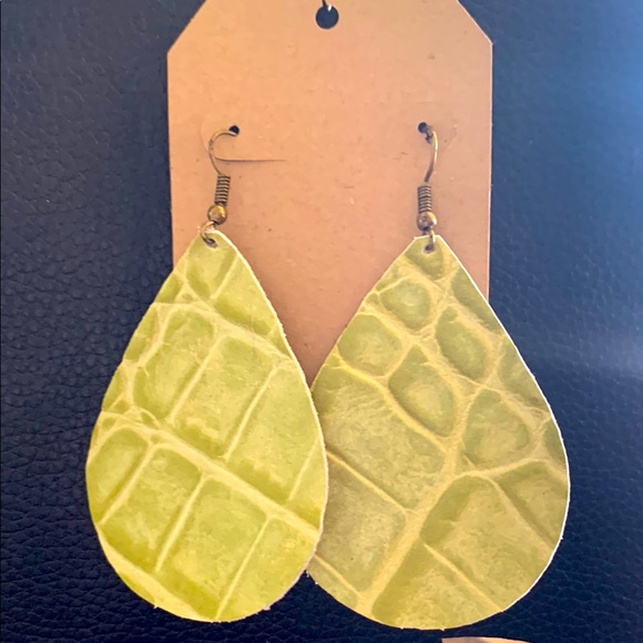 Handmade Jewelry - Elegant Green Teardrop Earrings